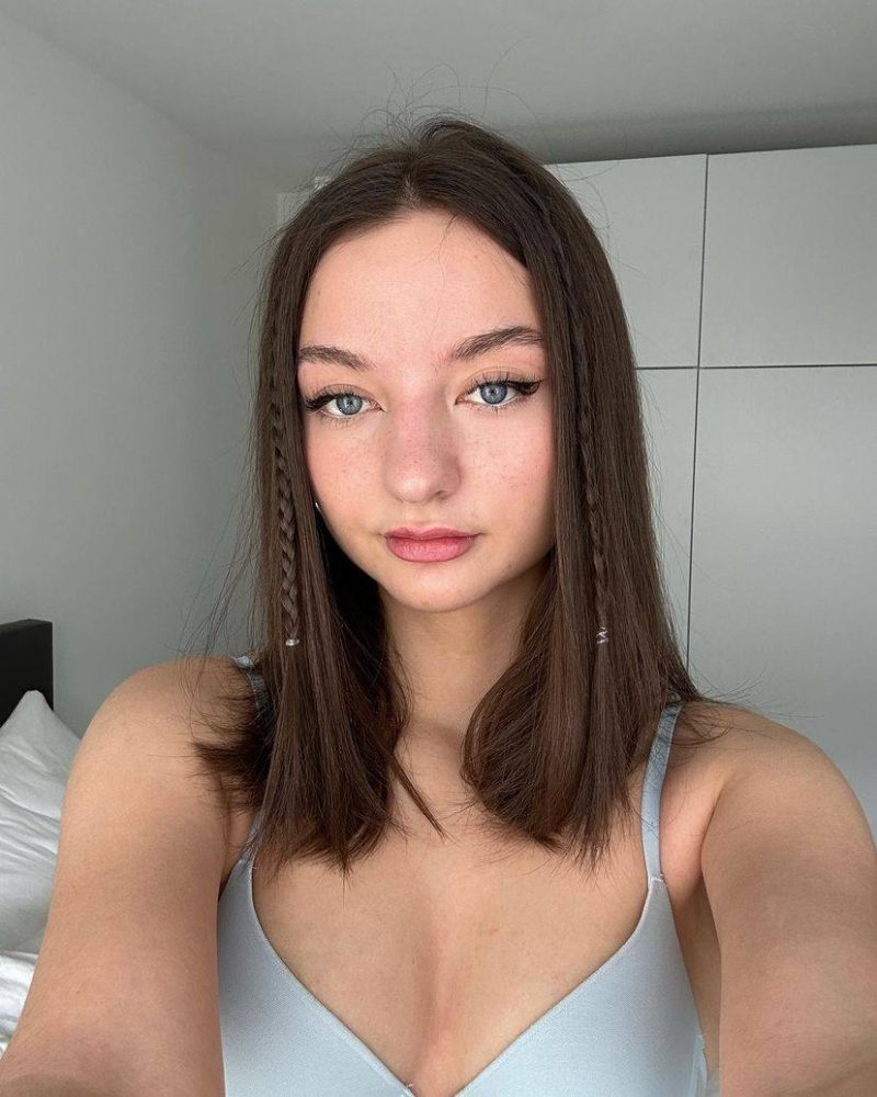 Una ragazza italiana, 23 anni. fisico normale.