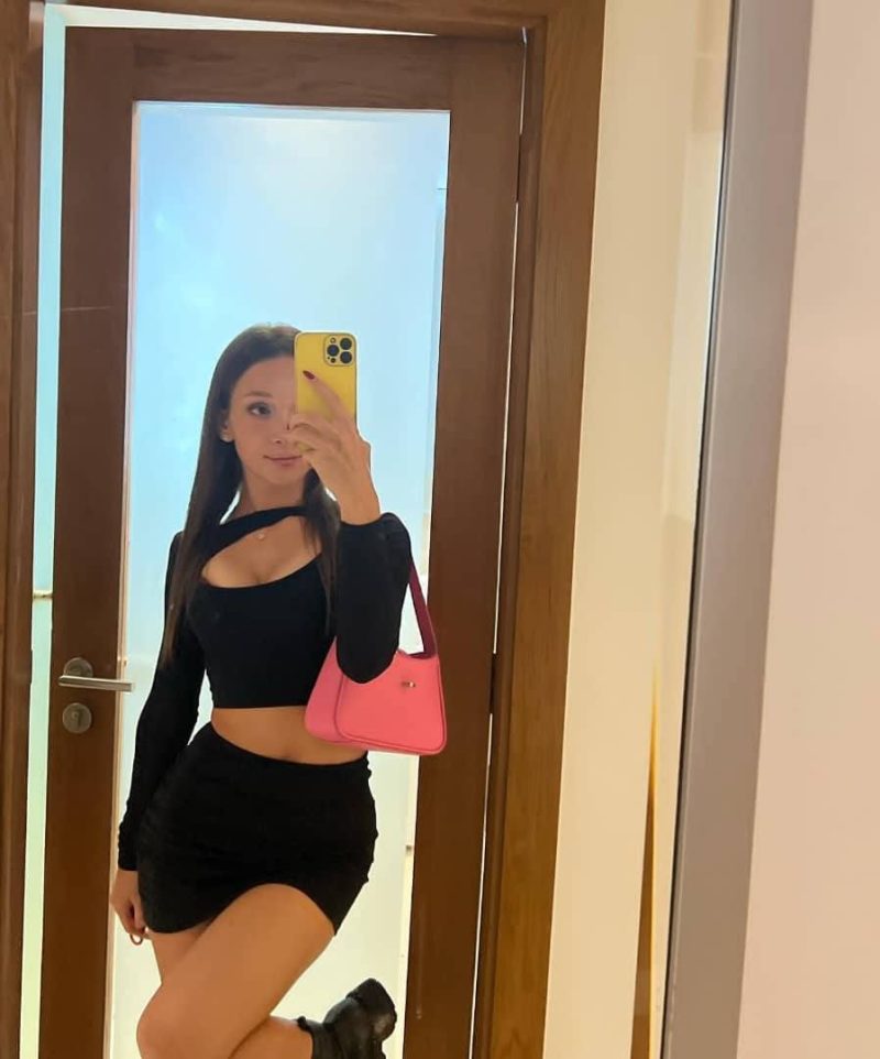 Bella ragazza disponibile su WhatsApp +393780074858 per incontri sessuali e massaggi.