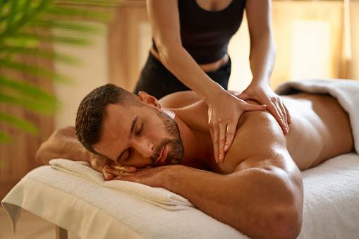 🇮🇹 ITALIANA 🇮🇹 GIOVANE ITALIANA AL 100 % ESEGUE MASSAGGI RILASSANTI 🇮🇹 ITALIANA 🇮🇹
