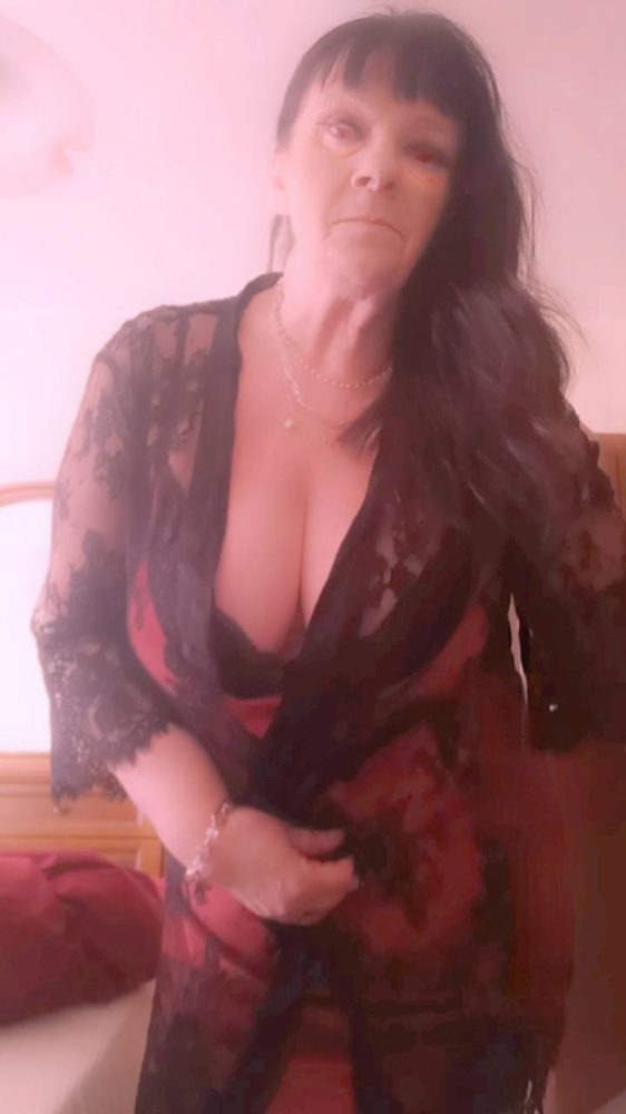 Maja donna matura da Oleggio Esperta soppratutto con la bocca 
