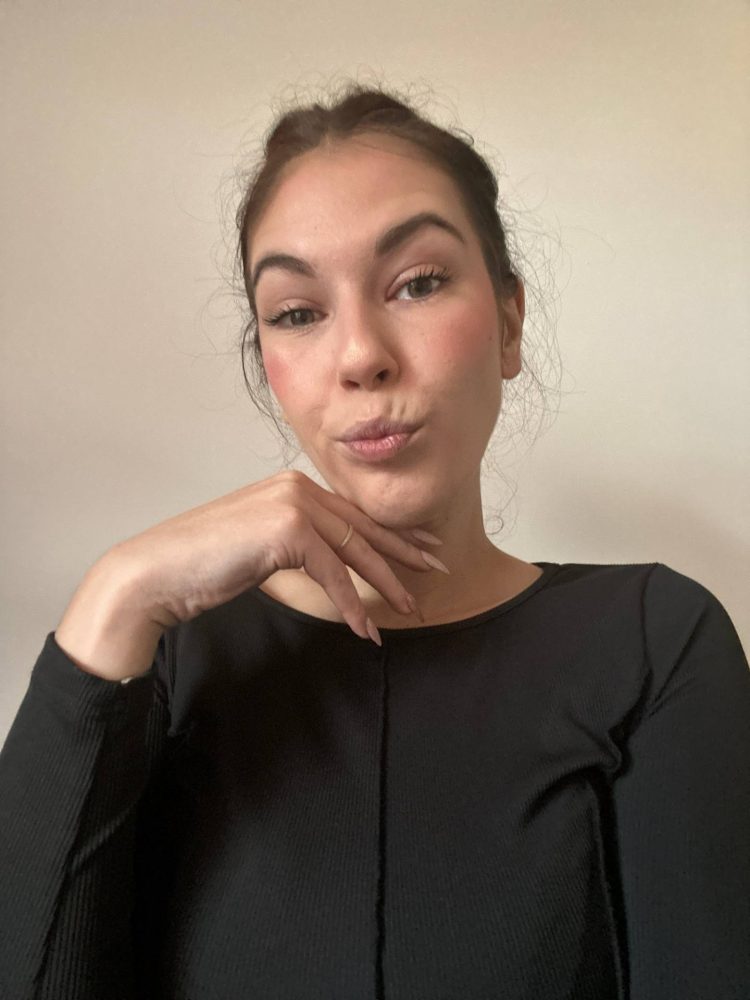 Sono disponibile per qualsiasi tipo di sesso senza impegno. Se sei interessato, lasciami un messaggio 👅. 

Telegram: @Clara12380