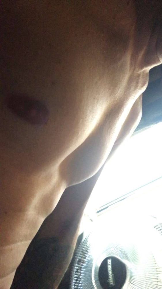 Cerco tette e capezzoli da succhiare e palpeggiare 