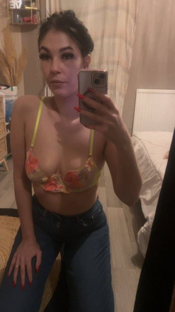 Sono disponibile per qualsiasi tipo di sesso senza impegno. Se sei interessato, lasciami un messaggio 👅. Telegram: @Clara12380