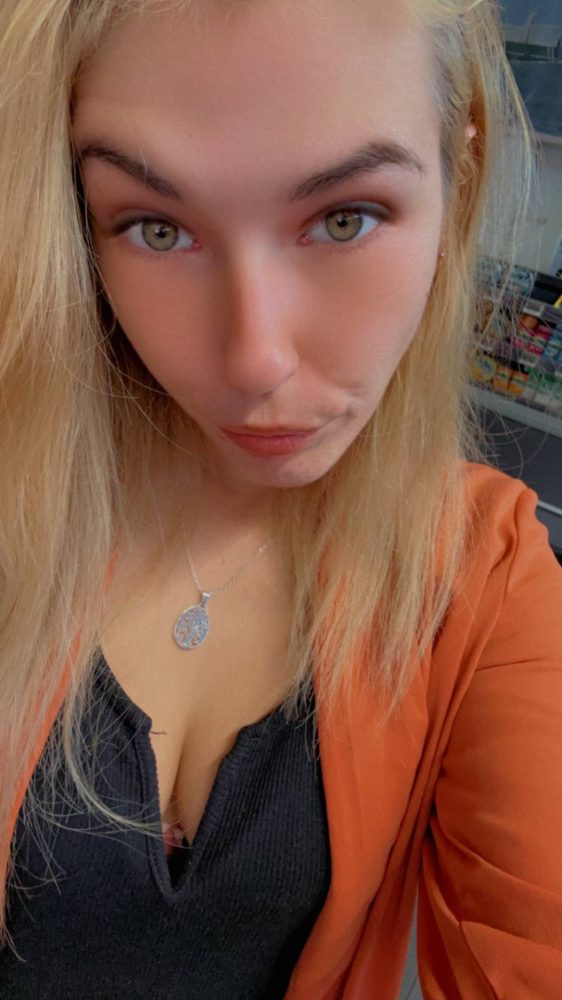 Sono disponibile per qualsiasi tipo di sesso senza impegno. Se sei interessato, lasciami un messaggio 👅. Telegram: @Clara12380