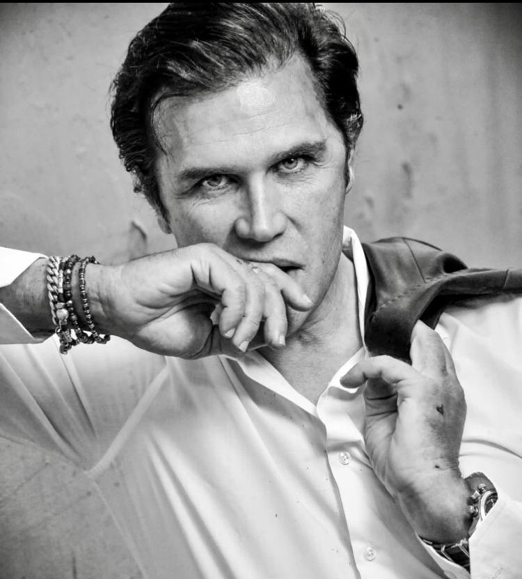 Uomo affascinante per signore e signorine 