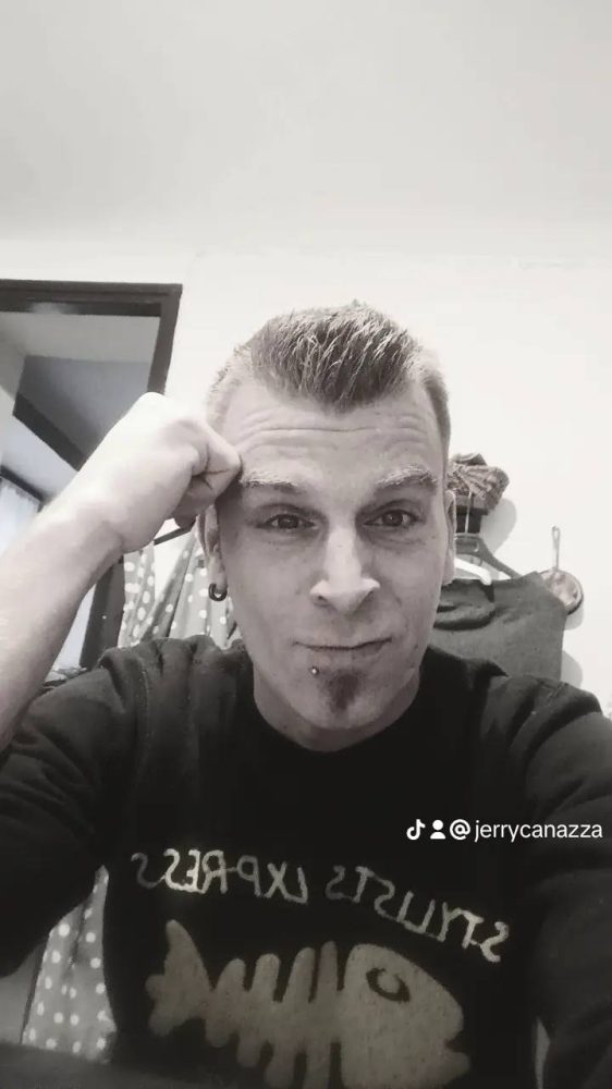 Cerco una donna per momenti di piacere e godimento e che mi risvegli un po' dal letargo non mi interessano soldi  ecc ecc 