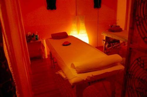Dal massaggio relax al massaggio sensuale per finire col massaggio erotico sul lettino (leggi bene)
