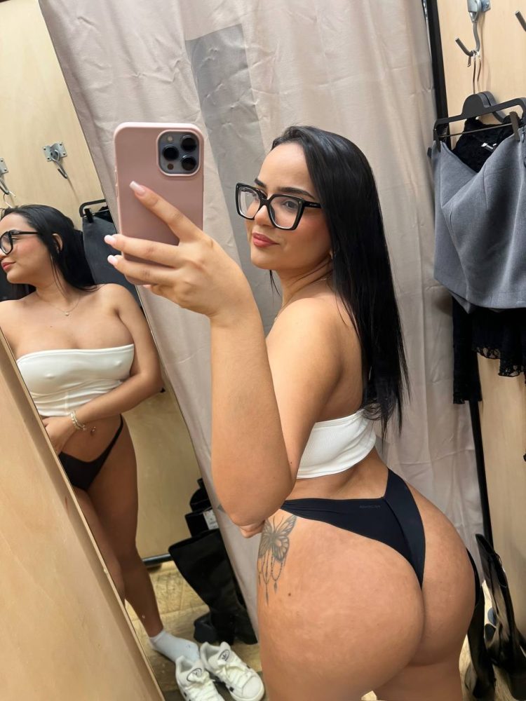 Ciao amore! Mi chiamo Esther Maria, sono una latina formosa, divertente e amichevole, sempre sorridente. Mi considero una ragazza sensuale 