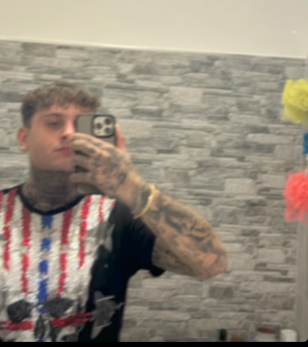 Ciao sono Leonardo Marsili gay romano in cerca di uomini dotati , scrivetemi su insta_leonardoo__7 o telegram sosagang999