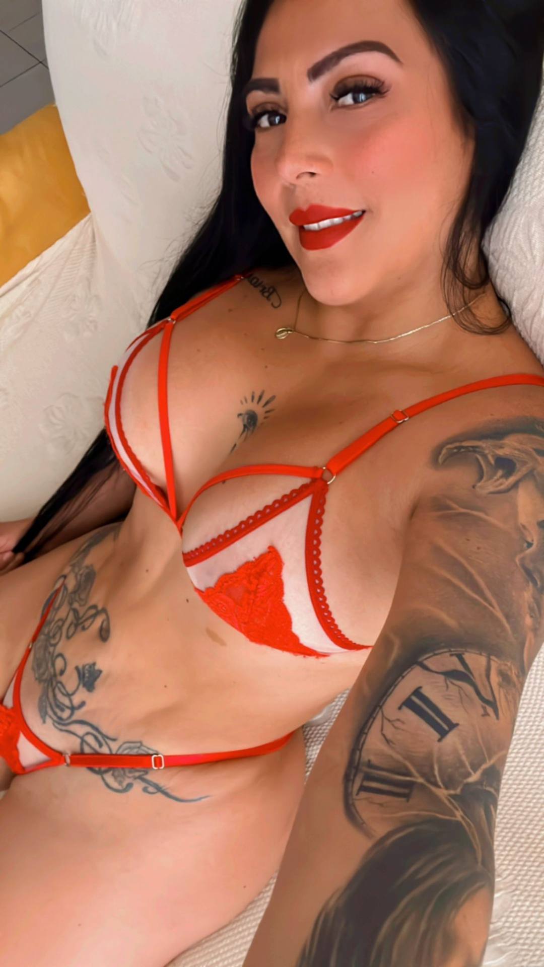 LAURA "(FEMMINA TREMENDAMENTE CALDA VOGLIOSA ED ARRAPANTE)" ... PRONTA A STUPIRVI. !!!!