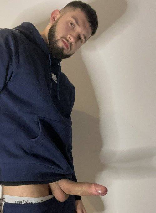 Ho un dildo da 23 cm, sempre duro e bagnato, che adorerai, e un culo da urlo. Le tue fantasie sono le mie fantasie. Soddisfo i tuoi desideri senza tab
