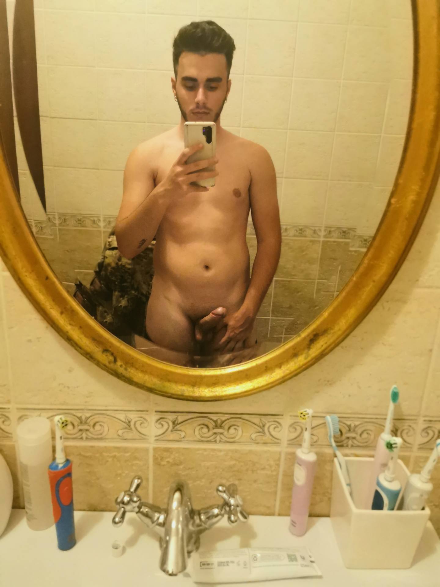 Bel ragazzo vergine in cerca di esperienze