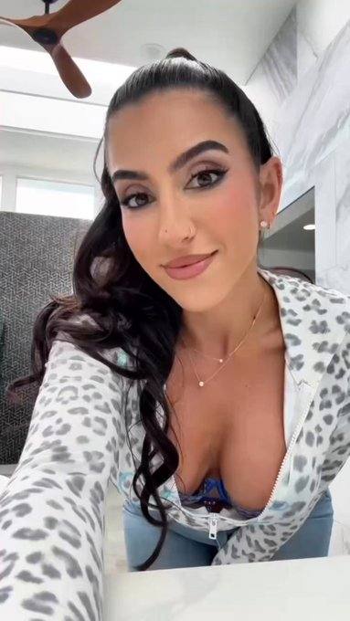Sono una escort e sono disponibile per incontri sessuali a pagamento 🥰