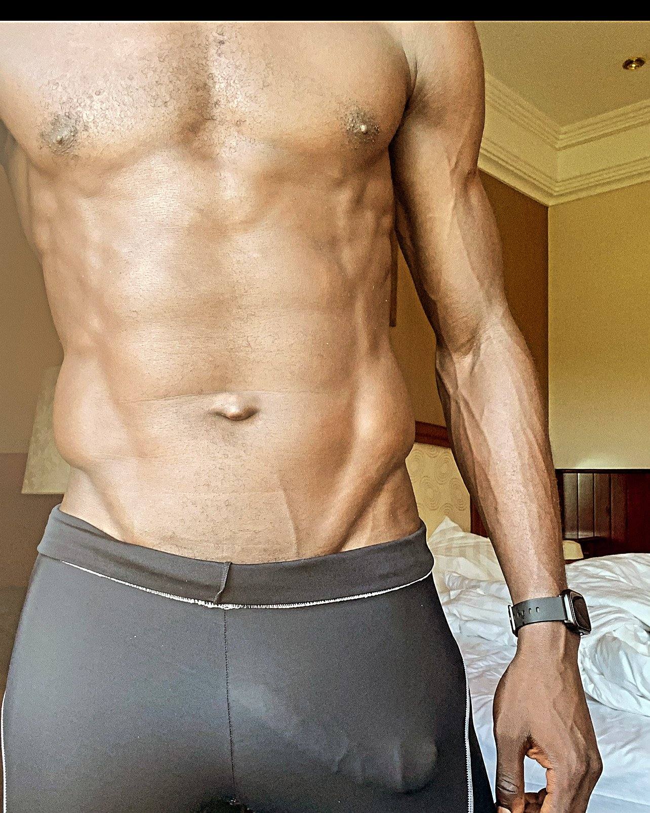 bonjour je suis un jeune homme de l'Afrique disponible pour vous tenir compagnie et vous faire passer des moments inoubliable, surtout satisfaire tout